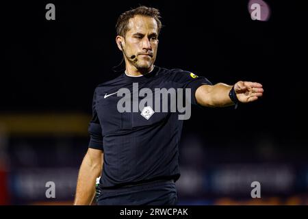Oss, Niederlande. September 2023. OSS, NIEDERLANDE - 18. SEPTEMBER: Schiedsrichter Martin Perez während des niederländischen Keuken Kampioen Divisie-Spiels zwischen TOP Oss und FC Dordrecht im Frans Heesen Stadion am 18. September 2023 in Oss, Niederlande. (Foto: Broer van den Boom/Orange Pictures) Credit: Orange Pics BV/Alamy Live News Stockfoto