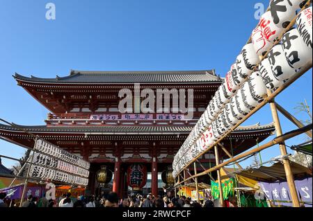 Das malerische Viertel des Sensoji-Tempels in Asakusa während der Kirschblüten-Saison, Tokyo JP Stockfoto