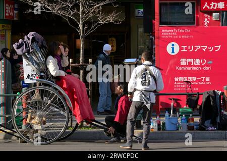 Das malerische Viertel des Sensoji-Tempels in Asakusa während der Kirschblüten-Saison, Tokyo JP Stockfoto