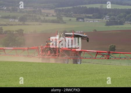 Ein Bateman 4000 Sprayer auf einer Berghütte mit Blick auf die Landschaft von Aberdeenshire Stockfoto