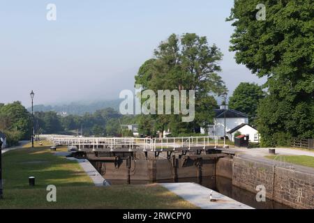 Am frühen Morgen des Hazy Summer Morning blickt man auf die Treppe von Neptun, Eine Reihe von Schlössern am Caledonian Canal in Banavie bei Fort William Stockfoto