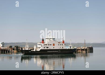 Die Caledonian MacBrayne (CalMac) Autofähre MV Coruisk verlässt Mallaig nach Skye (Armadale) im Sommer Stockfoto