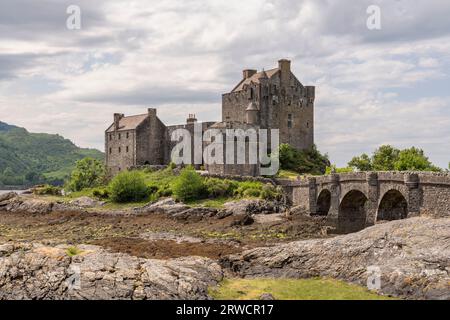 Eilean Donan Castle an der Westküste Schottlands bei Low Tide im Sommer Stockfoto