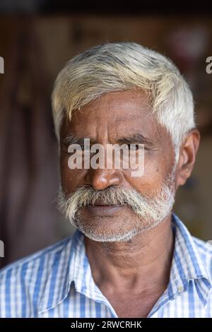 Indien, Delhi, 7. Januar 2023. Porträt eines Reifen Indianers, 45 Jahre alt, mit grauem Haar und Schnurrbart auf der Straße. Er ist in gutem Geist. Stockfoto