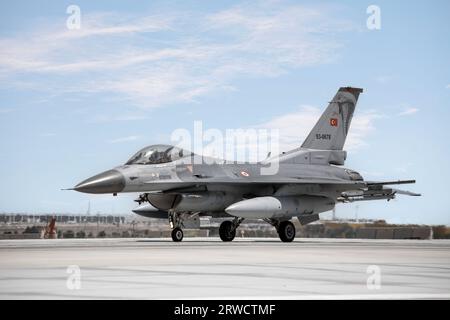 Konya, Türkei - 07 01 2021: Übung der Anatolischen Adler-Luftwaffe 2021 2 F16 Kampfjets Taxi in der Türkei, während das türkische Stars-Aerobatikteam durch t fährt Stockfoto