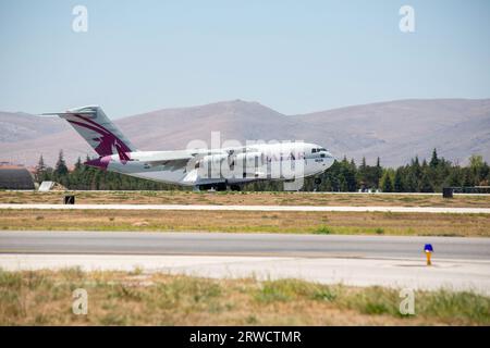 Konya, Türkei - 07 01 2021: Ein C-17-Transportflugzeug des Emirats von Katar auf einem Trainingsflug während der Übung der Anatolischen Eagle Air Force 2021 Stockfoto