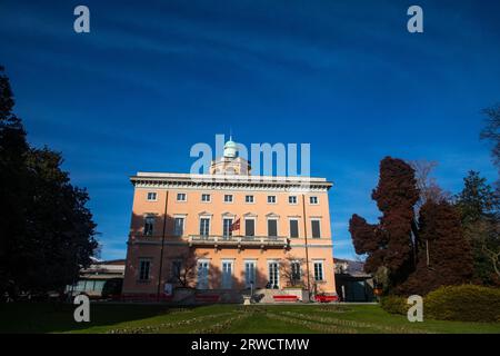 Lugano, Schweiz, 21. Januar 2023: Historische orange Villa Ciani im öffentlichen Garten Parco Civico im Lugano Tessin Schweiz. Stockfoto