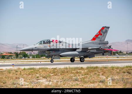 Konya, Türkei - 07 01 2021: Übung der Anatolischen Eagle Air Force 2021 F16 Kampfflugzeug in Rollposition in der Türkei. Stockfoto