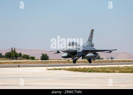 Konya, Türkei - 07 01 2021: Übung der Anatolischen Eagle Air Force 2021 F16 Kampfflugzeug in Rollposition in der Türkei. Stockfoto
