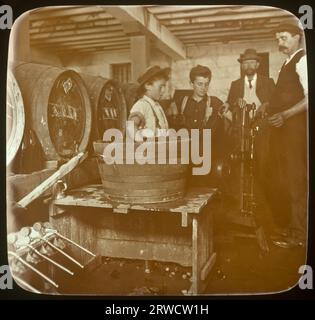 Männer und Jungen arbeiten im Bottling Room, Cascade Brewery Hobart, Tasmanien, Australien, von dem Fotografen John Henry Harvey (1855-1938) Stockfoto