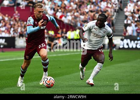 Jarrod Bowen von West Ham Utd und Jeremy Doku von Manchester City in Aktion. Premier League Match, West Ham Utd gegen Manchester City im London Stadium Stockfoto