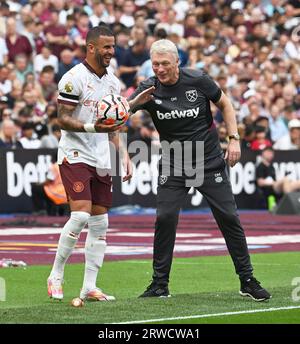 David Moyes, der Manager von West Ham Utd, teilt einen Witz mit Kyle Walker aus Manchester City während des Spiels im London Stadium. Premier League-Spiel, Stockfoto