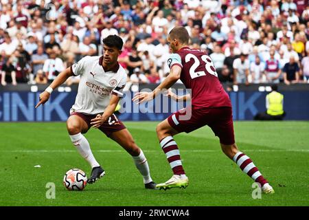 Matheus Nunes aus Manchester City und Tomas Soucek aus West Ham kämpfen um den Ball. Premier League Match, West Ham Utd gegen Manchester City im London Stockfoto