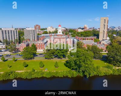 Henry Dunster House of Harvard University: Luftaufnahme am 945 Memorial Drive am Ufer des Charles River in Cambridge, Massachusetts, USA. Stockfoto