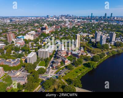 Henry Dunster House von der Harvard University: Luftaufnahme am Ufer des Charles River mit der modernen Skyline von Boston im Hintergrund in Cambri Stockfoto