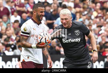 David Moyes, der Manager von West Ham Utd, teilt einen Witz mit Kyle Walker aus Manchester City während des Spiels im London Stadium. Premier League-Spiel, Stockfoto