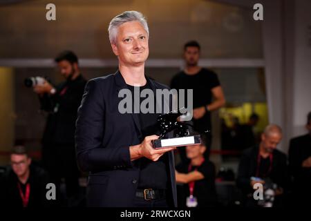 Venedig, Italien. September 2023. Der Gewinner des Best Retroved Film Award für „Ohikkoshi (Moving)“ posiert beim Fotocall des Gewinners beim 80. Internationalen Filmfestival in Venedig (Foto: Daniele Cifala/NurPhoto) Credit: NurPhoto SRL/Alamy Live News Stockfoto