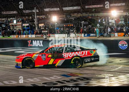 Bristol, TN, USA. September 2023. Justin Allgaier (7), Fahrer der NASCAR Xfinity Series, feiert seinen Sieg für die Food City 300 auf dem Bristol Motor Speedway in Bristol, TN. (Bild: © Logan T Arce Grindstone Media Gr/ASP) NUR REDAKTIONELLE VERWENDUNG! Nicht für kommerzielle ZWECKE! Stockfoto