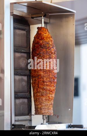 Nahaufnahme eines traditionellen türkischen Döners Kebab Grill. Stockfoto