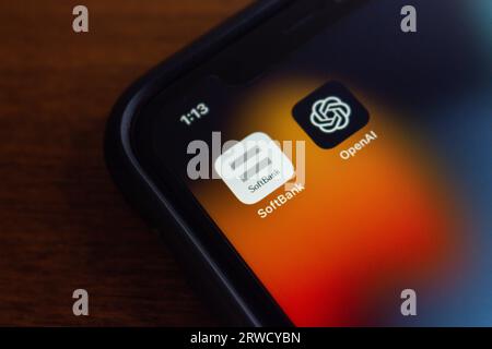 Vancouver, KANADA - 18. September 2023: Konzeptionelles Bild von SoftBank- und OpenAI-Symbolen auf dem iPhone-Bildschirm. Stockfoto