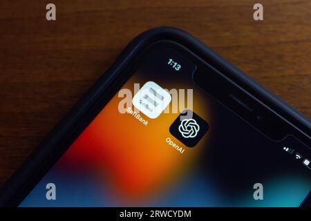 Vancouver, KANADA - 18. September 2023: Konzeptionelles Bild von SoftBank- und OpenAI-Symbolen auf dem iPhone-Bildschirm. Stockfoto