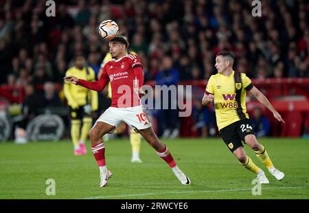 Morgan Gibbs-White von Nottingham Forest (links) und Josh Cullen von Burnley im Spiel der Premier League in City Ground, Nottingham. Bilddatum: Montag, 18. September 2023. Stockfoto