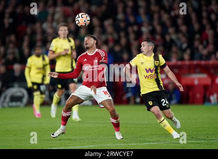 Morgan Gibbs-White von Nottingham Forest (links) und Josh Cullen von Burnley im Spiel der Premier League in City Ground, Nottingham. Bilddatum: Montag, 18. September 2023. Stockfoto