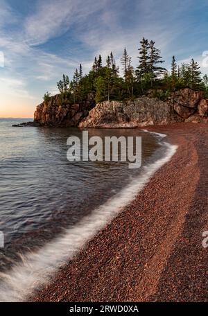 Von Black Beach, Silver Bay, Cook County, Minnesota, aus sehen Sie baumbedeckte Felsen auf einer Landzunge Stockfoto