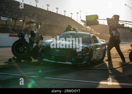 Darlington, SC, USA. September 2023. Der NASCAR Cup-Fahrer Chris Buescher (17) und die Crew machen einen Boxenstopp für den Cook Out Southern 500 auf dem Darlington Raceway in Darlington SC. (Bild: © Logan T Arce Grindstone Media Gr/ASP) NUR REDAKTIONELLE VERWENDUNG! Nicht für kommerzielle ZWECKE! Stockfoto