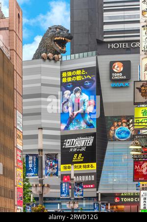 tokio, japan - 08. september 2023: Die Godzilla-Statue der Kabukicho Central Road während der Roadshow des japanischen Manga- und Anime-Films City Hunter aka Ni Stockfoto