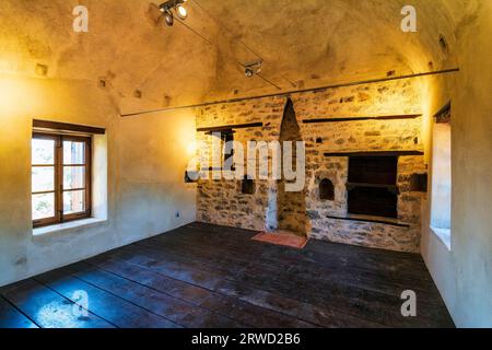 Im Inneren des Klosterkomplexes von Andromonastiro in Peloponnes, Griechenland. Ein Klosterkomplex mit Befestigungsanlagen und Wehrtürmen. Es wurde verlassen f Stockfoto