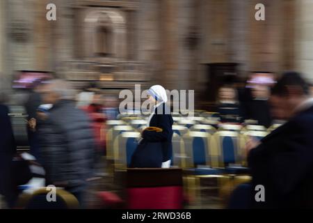 Santiago, Metropolitana, Chile. September 2023. Eine Nonne spaziert während des traditionellen Te Deum in der Kathedrale von Santiago an dem Tag, an dem der chilenische Unabhängigkeitstag gefeiert wird. (Bild: © Matias Basualdo/ZUMA Press Wire) NUR REDAKTIONELLE VERWENDUNG! Nicht für kommerzielle ZWECKE! Quelle: ZUMA Press, Inc./Alamy Live News Stockfoto