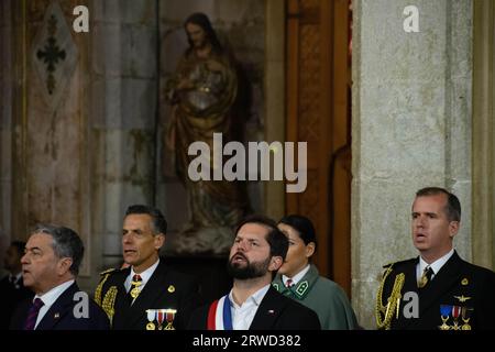 Santiago, Metropolitana, Chile. September 2023. Der chilenische Präsident Gabriel Boric singt die Nationalhymne während des traditionellen Te Deum in der Kathedrale von Santiago, an dem Tag, an dem der chilenische Unabhängigkeitstag gefeiert wird. (Bild: © Matias Basualdo/ZUMA Press Wire) NUR REDAKTIONELLE VERWENDUNG! Nicht für kommerzielle ZWECKE! Quelle: ZUMA Press, Inc./Alamy Live News Stockfoto