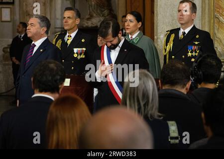 Santiago, Metropolitana, Chile. September 2023. Der chilenische Präsident Gabriel Boric singt die Nationalhymne während des traditionellen Te Deum in der Kathedrale von Santiago, an dem Tag, an dem der chilenische Unabhängigkeitstag gefeiert wird. (Bild: © Matias Basualdo/ZUMA Press Wire) NUR REDAKTIONELLE VERWENDUNG! Nicht für kommerzielle ZWECKE! Quelle: ZUMA Press, Inc./Alamy Live News Stockfoto