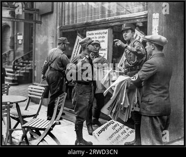BOYKOTT von jüdischen Geschäften in den 1930er Jahren mit paramilitärischen uniformierten Vollstreckern der Sturmabteilung, die Hakenkreuz-Armbänder tragen, um ein jüdisches Verbot des Boykotts zu gewährleisten, indem antijüdische antisemitische Plakate in Berlin-Nazideutschland veröffentlicht werden Stockfoto