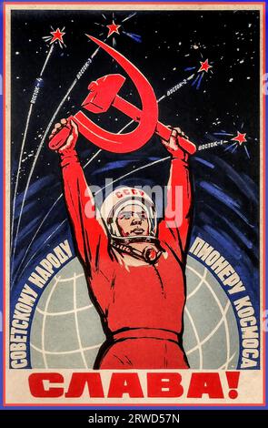 „RUHM“ der 1960er-Jahre UdSSR Propaganda Space Race CCCP UdSSR mit russischem Weltraumastronauten, der den russischen Hammer und Sichel in die Höhe hält. Hinter vier BOCTOK-Raketen. Russischer roter Stern, Raumfahrtprogramm. Sowjetunion Russland UdSSR Stockfoto