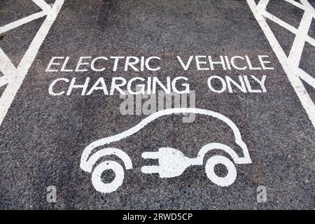 Eine Ladestation für Elektrofahrzeuge in Großbritannien Stockfoto