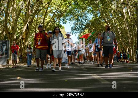 Pilger auf dem Weg zur Eröffnungsmesse im Parque Eduardo VII am ersten Tag der Weltjugendtage 2023 in Lissabon, Portugal. Stockfoto