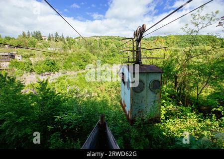 Mädchen in der alten Seilbahn. Stockfoto