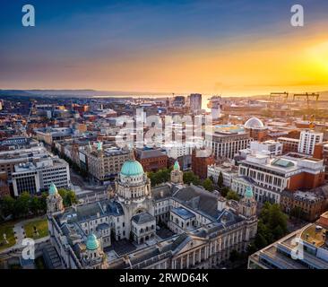 Luftaufnahme des Sommersonnenaufgangs über Belfast City, Nordirland Stockfoto