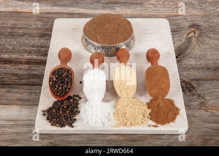 Gewürz aus schwarzem Pfeffer mischen. Fünf Arten von Pfeffer aus nächster Nähe. Textur verschiedener Paprika. Gewürze und Gewürze aus bunten Paprika. Stockfoto