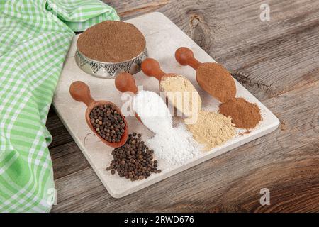 Gewürz aus schwarzem Pfeffer mischen. Fünf Arten von Pfeffer aus nächster Nähe. Textur verschiedener Paprika. Gewürze und Gewürze aus bunten Paprika. Stockfoto