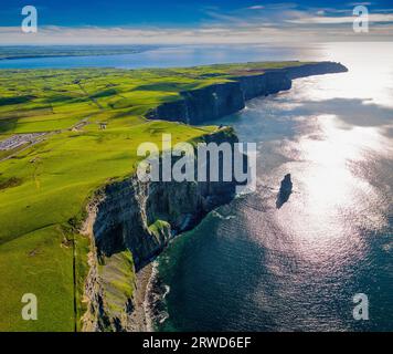 Luftaufnahme der Cliffs of Moher mit Blick nach Süden in Richtung Lahinch, County Clare, Irland Stockfoto