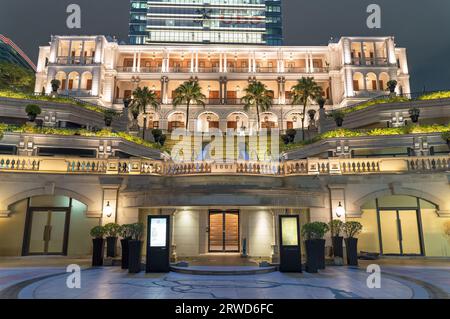 1881 Heritage Luxury Shopping plaza bei Nacht in Tsim Sha Tsui. Hongkong - 31. August 2023 Stockfoto