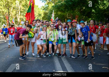 Pilger aus verschiedenen Ländern, die auf dem Weg zur Eröffnungsmesse im Parque Eduardo VII in Lissabon, Portugal, für ein Foto posieren. Stockfoto