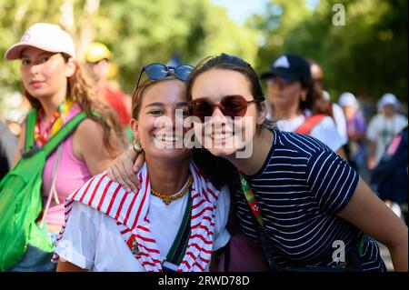 Pilger – Mädchen aus Frankreich – posieren für ein Foto auf dem Weg zur Eröffnungsmesse im Parque Eduardo VII in Lissabon, Portugal. Stockfoto