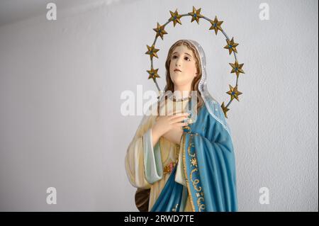 Statue der Jungfrau Maria. Igreja de Nossa Senhora de Fátima (Kirche unserer Lieben Frau von Fatima) – Bairro Padre Cruz, Lissabon, Portugal. Stockfoto