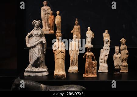 Istanbul, Türkei - 16. September 2023: Griechische Terrakotta-Frauenstatuette in den Archäologischen Museen von Istanbul. Stammt aus dem 5. Und 4. Jahrhundert v. Chr. Stockfoto