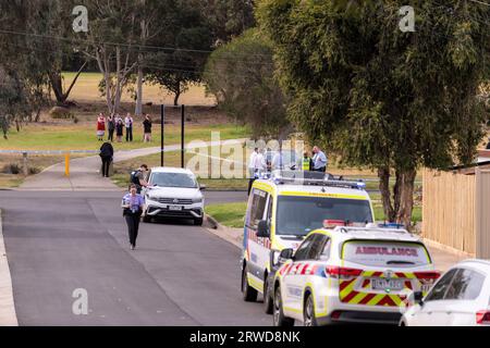 Melton South, Australien, 18. September 2023. Lokale Familien beobachten aus einem Park, wie Polizisten und Ambulanzbeamte auf einen Messermord in der Sutherland Ave Melton South reagieren. Mutmaßlicher Mord an einer Frau in Sutherland Ave Melton South um etwa 14 Uhr bei einem Vorfall häuslicher Gewalt. Local sagte, dass die Polizei zwei Männer in Gewahrsam habe, die Polizei am Tatort habe keine Kommentare abgegeben. Quelle: Michael Curie/Speed Media/Alamy Live News Stockfoto