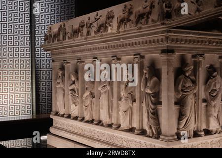 Istanbul, Türkei - 16. September 2023: Marmorsarkophag der Mouring Women in Istanbul Archäologische Museen. Stammt aus dem Jahr 350 v. Chr. Stockfoto